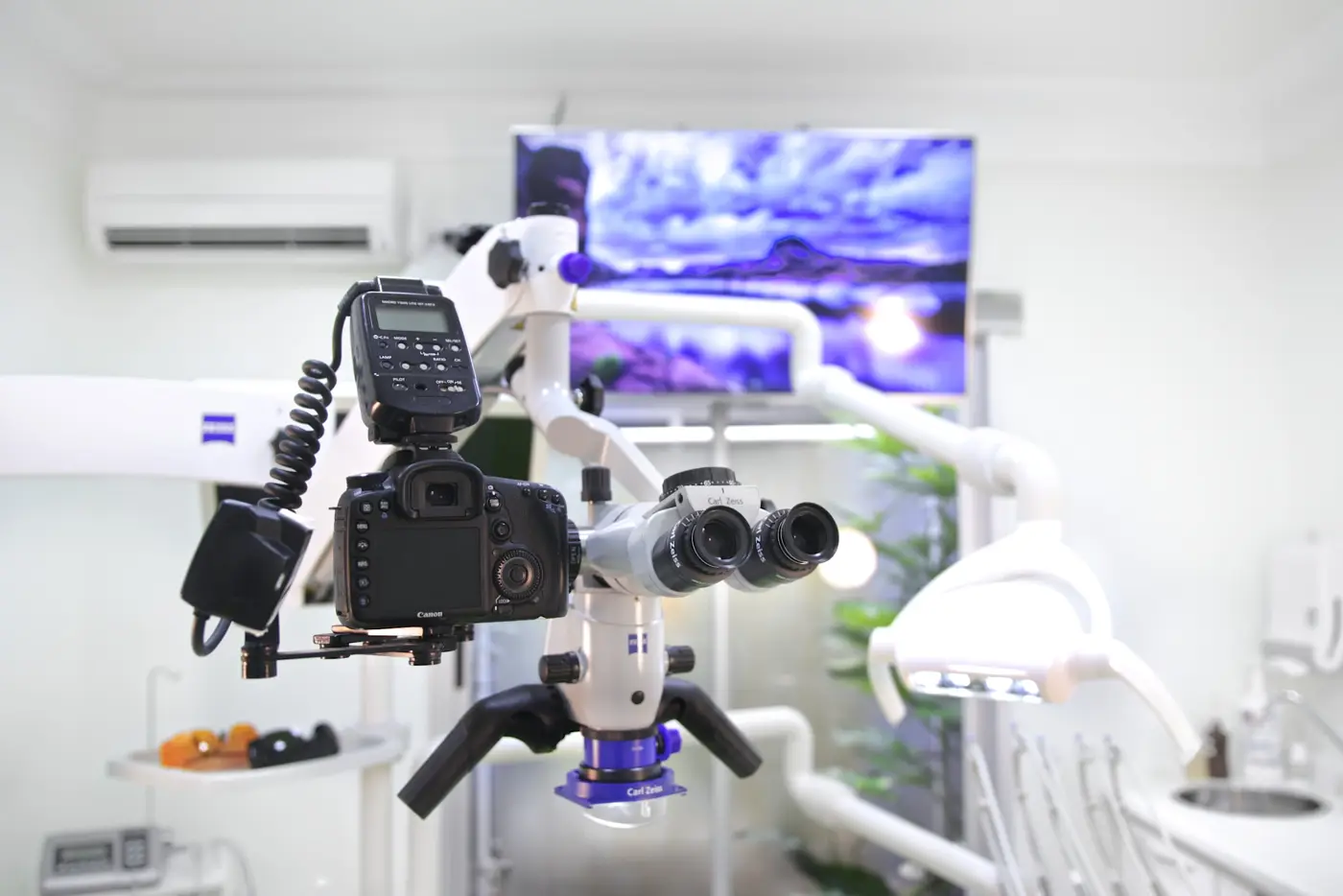 Microscópio Carl Zeiss com câmera
