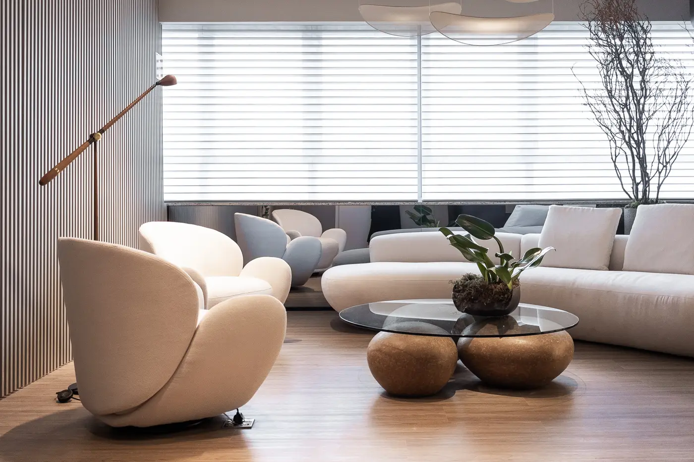 Poltronas e sofá da sala de espera